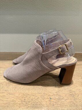 Liz Claiborne Tan Heel Pumps Size 8 Like New